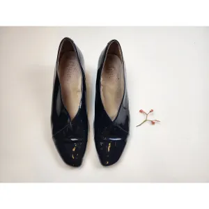 Bul dark blue preloved patent leather mid heeled court syle shoes size 40