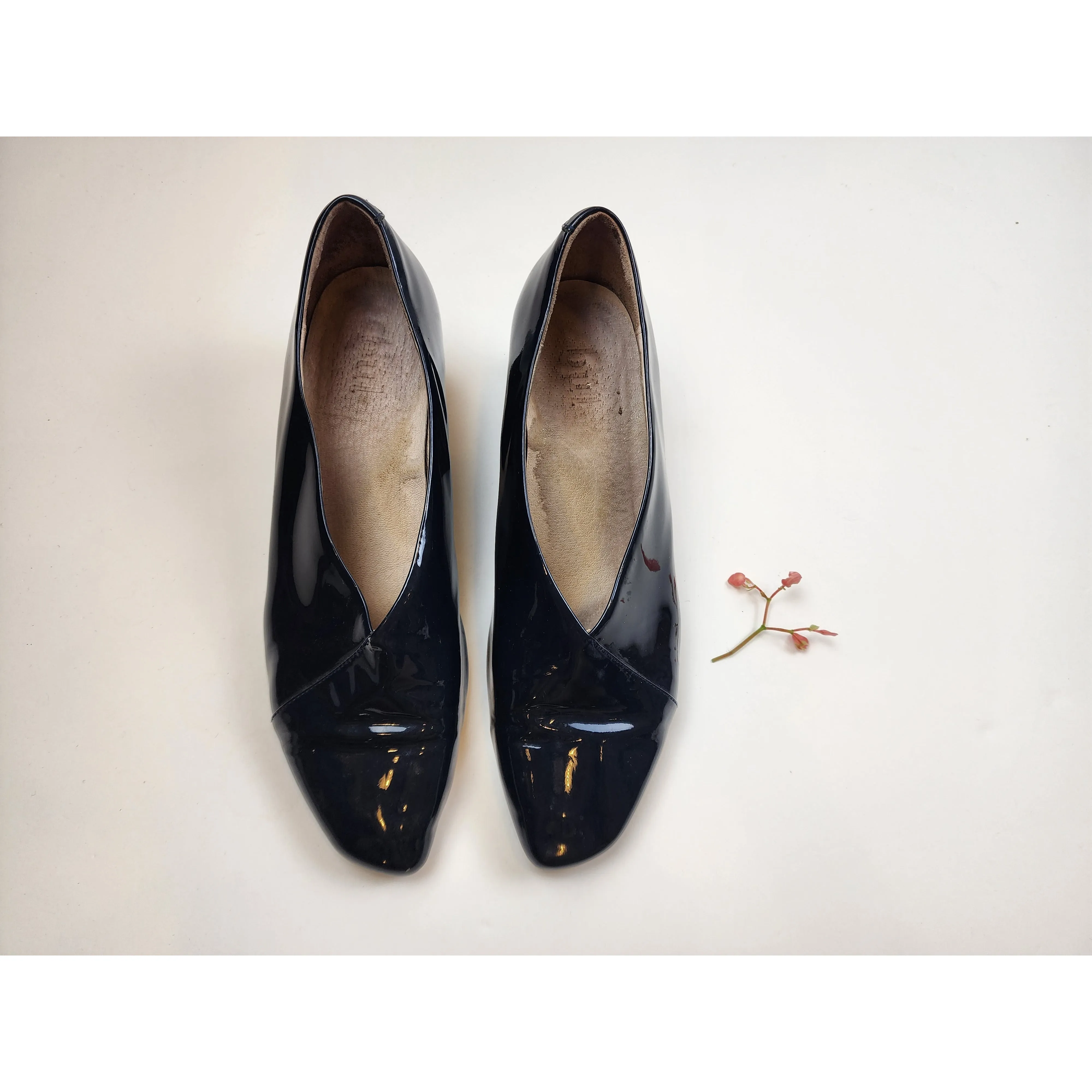 Bul dark blue preloved patent leather mid heeled court syle shoes size 40