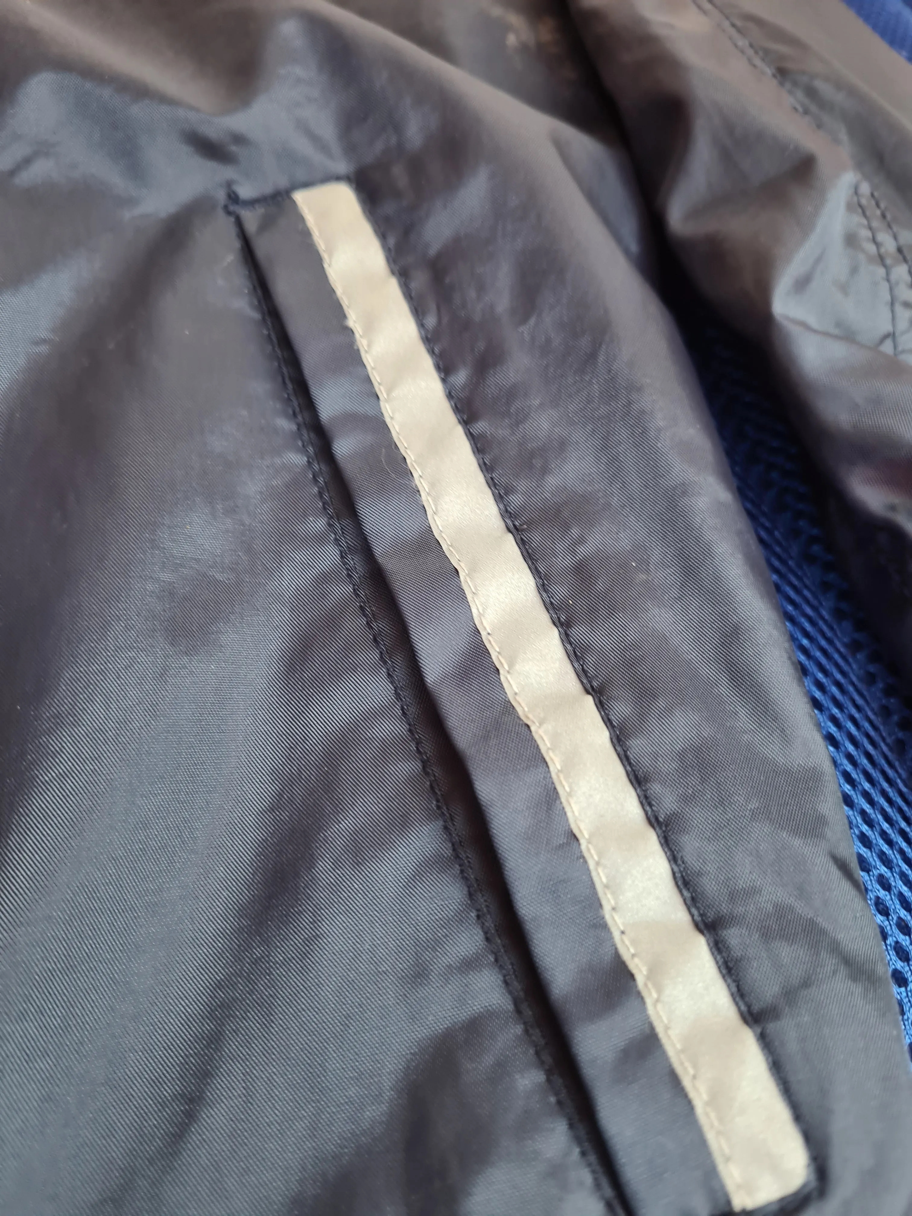 Regatta Navy waterproof jacket age 7/8  FREE POSTAGE 🟢