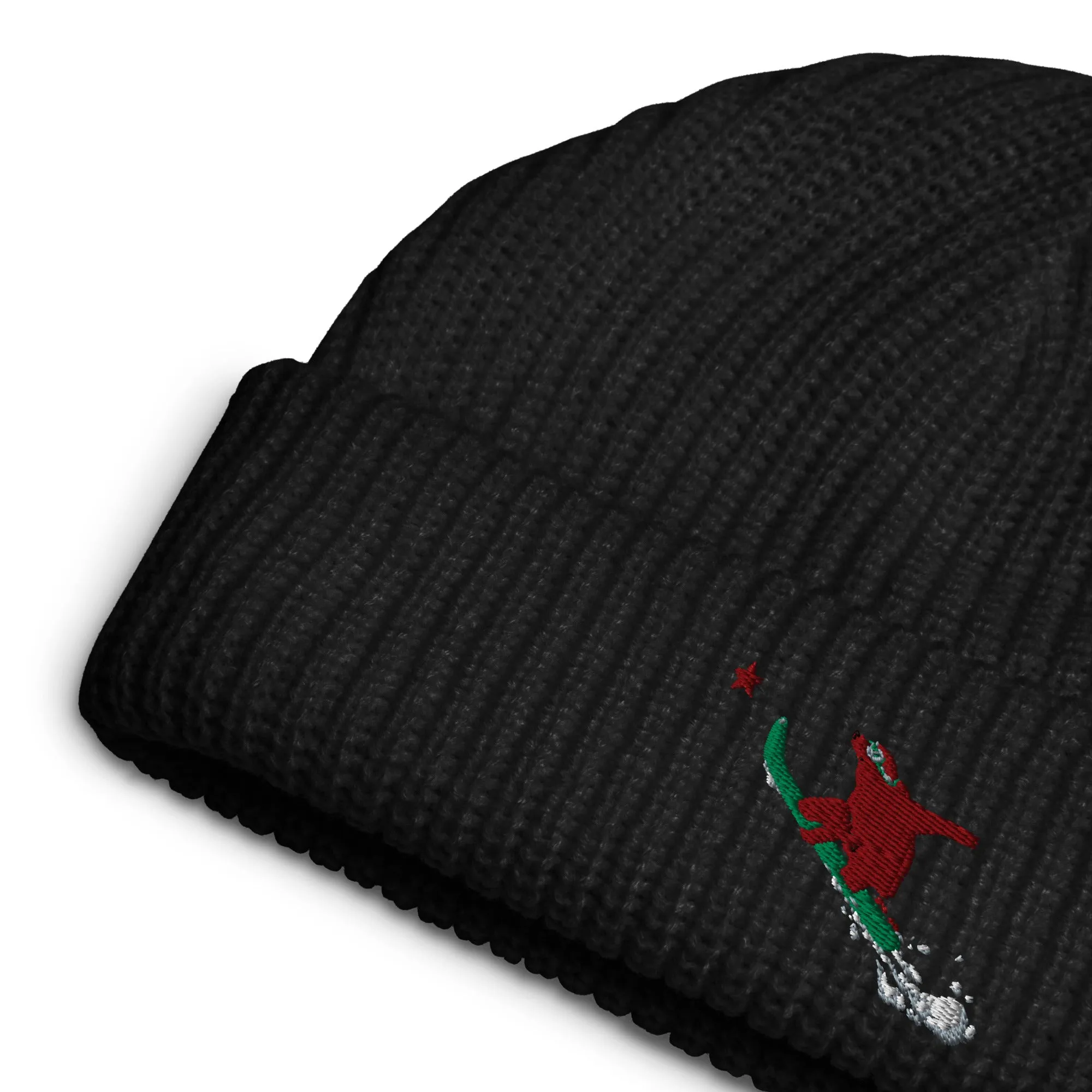 Snowboarding Goldie the Grizzly short beanie