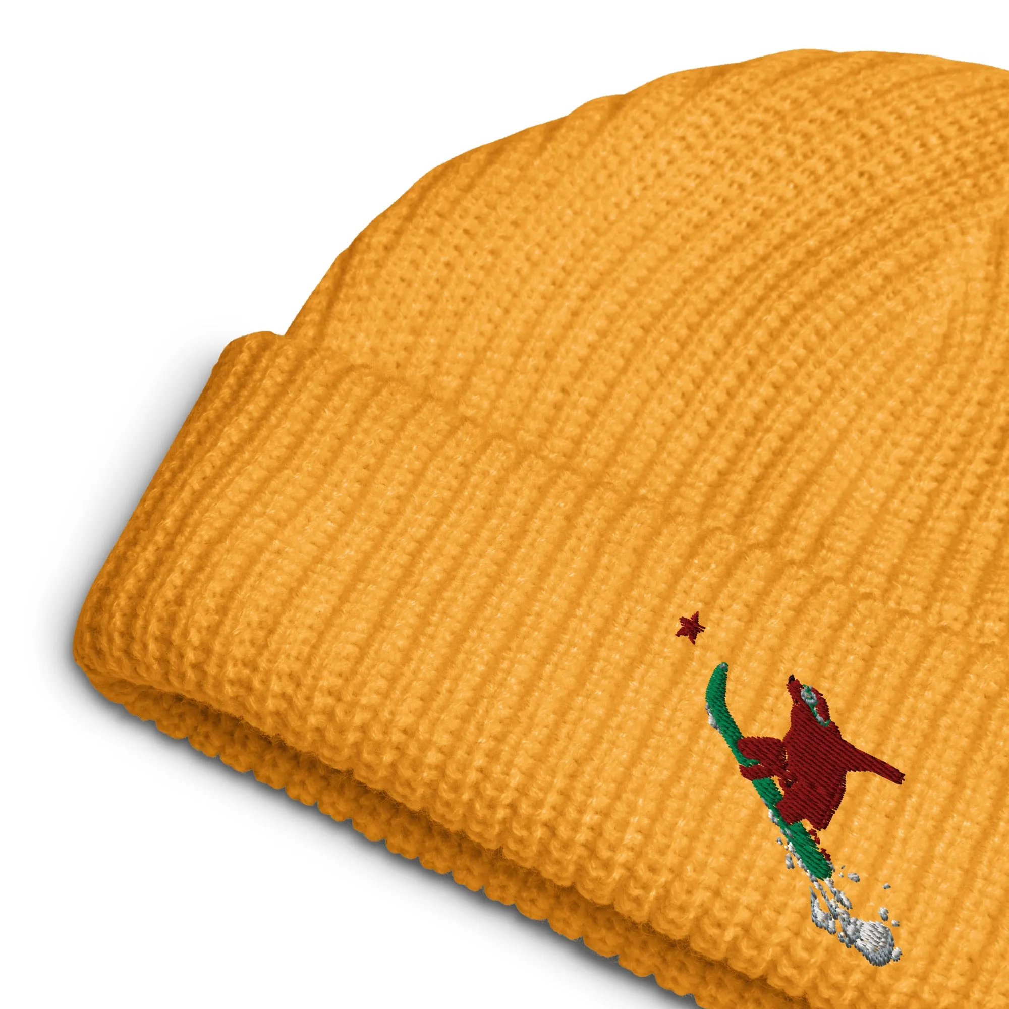 Snowboarding Goldie the Grizzly short beanie